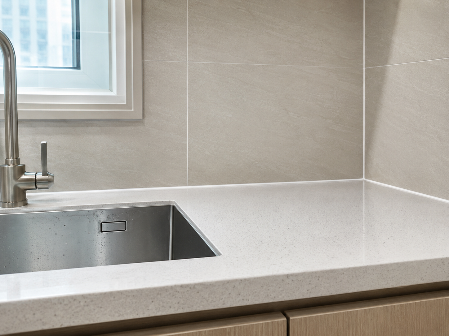 주방 싱크대 상판과 실리콘 마감 부위