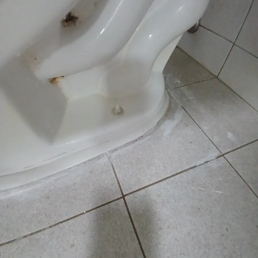 양변기 하부 실리콘 마감 사례