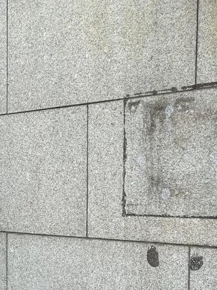 건물 외벽 창틀 주변 실리콘 시공 전