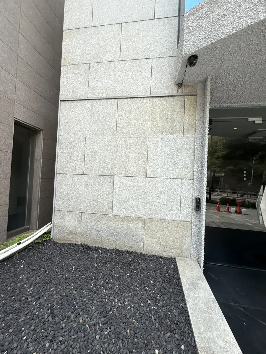상업건물 외벽 화강석 패널 이음새 현장 사진