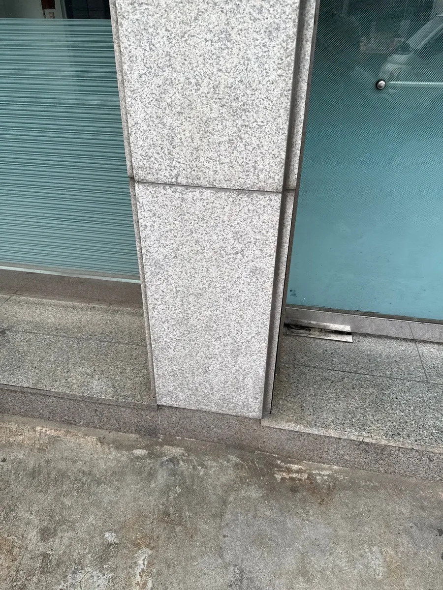 벽면에 튄 실리콘 얼룩을 깨끗이 정리한 시공 후 상태