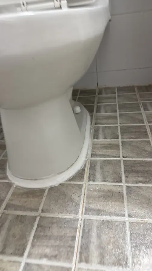 과천 화장실 변기 받침 둘레를 새 실리콘으로 마감한 시공 후 모습