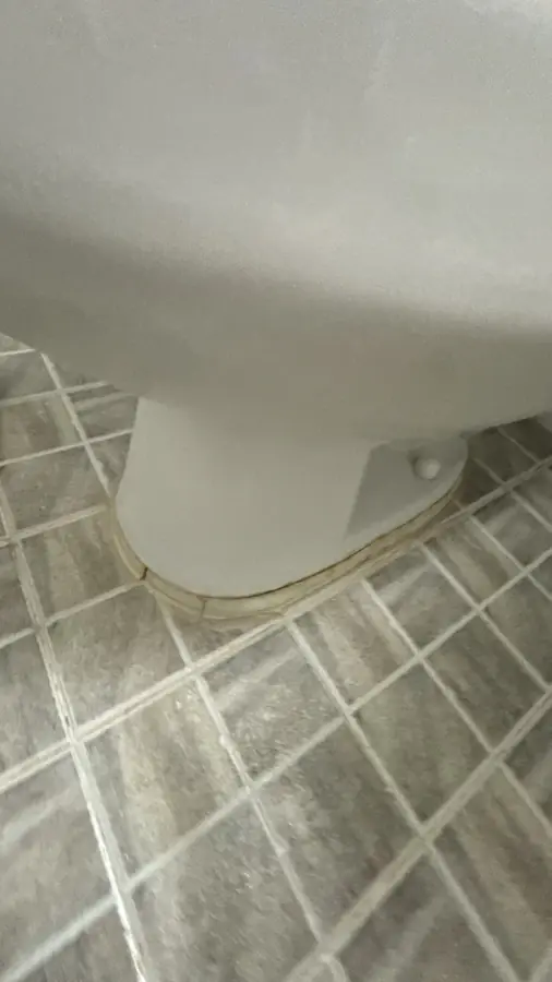 과천 화장실 변기 받침 둘레 실리콘이 누렇게 변색된 시공 전 모습