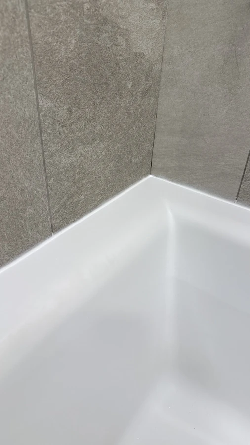 마포 욕실 욕조 벽 코너를 새 실리콘으로 매끄럽게 마감한 시공 후 모습
