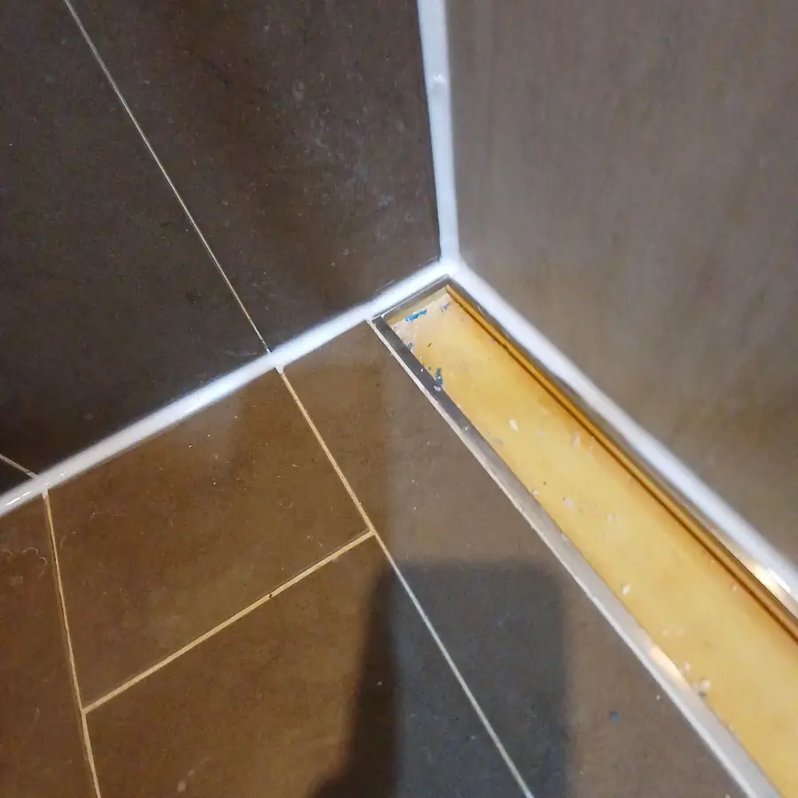 타일 코너와 배수 채널 실리콘 마감 사례