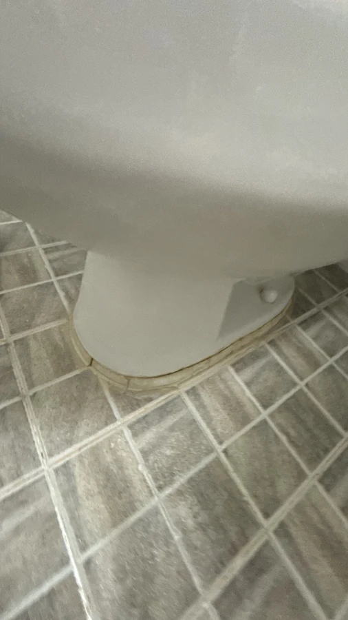 갈라지고 얼룩진 성동 욕실 변기 하부 실리콘 시공 전 상태